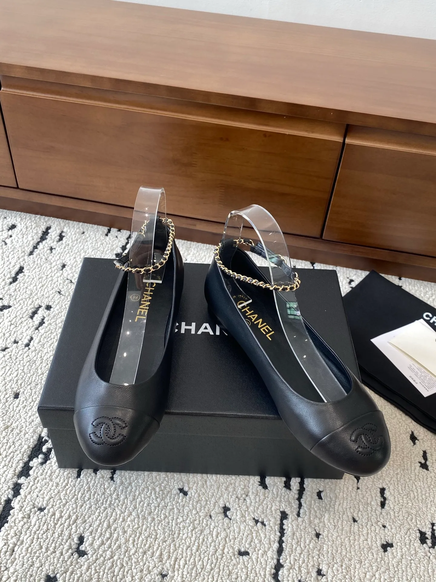 👟👟Ex-factory price 580👟👟 🍀CHANEL2025 new autumn and winter model, Mary Jane leather Chanel Xiaoxiang C home flat classic metal chain shoes Comfortable Mary Jane shoes Catwalk advanced ready-to-wear customization, simple yet sweet and playful Solid color fabric is refreshing and easy to wear Buckle design shoes are more heeling Upper: Customized sheepskin Inner foot pad: sheepskin Sole: Italian leather sole Size: 35-40 (40 customization is non-refundable) 👉 👉 Buy now👉 Buy now👉